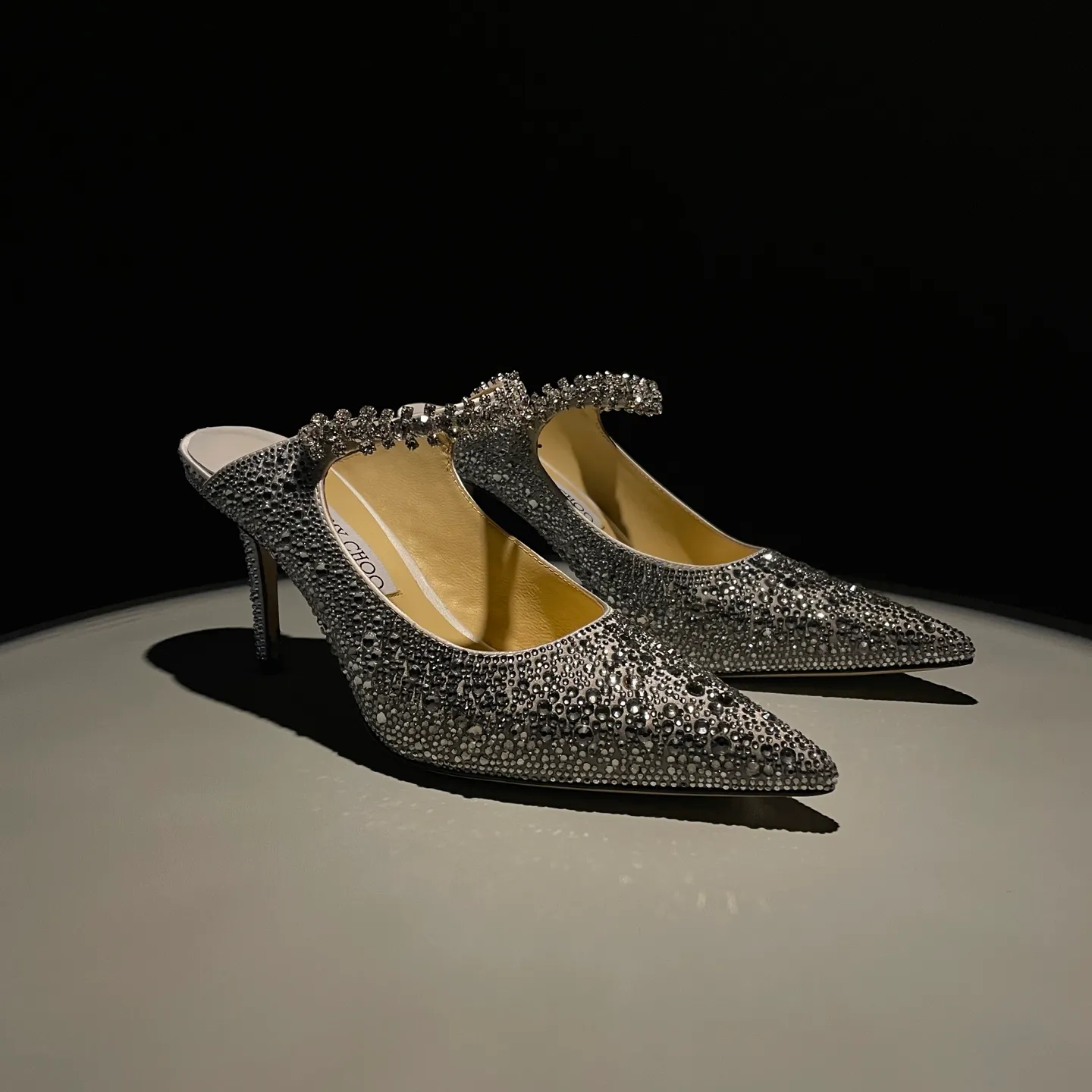 💕💕Factory direct selling price p680💕💕Jimmy Choo/Jimmy Choo classic diamond chain, pointed toe high-heeled slippers, crystal slippers, superb crystal slippers, so beautiful that you can’t take your eyes away. The shape of the shoes is very delicate, not too narrow and long, and the internal space is enough to allow the toes to relax enough. The rhinestones outline a charming arc on the instep, which is simply beautiful. It has a 360-degree surrounding fairy atmosphere, gorgeous but not exaggerated! ! The fabric is made of original customized material. The lining and toes are made of imported sheepskin. Customized A-grade Italian cowhide genuine leather sole. Heel height: 6.5cm 8.5cm Size: 35-39 (34/40/41/42/43 customized)